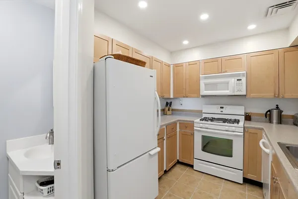 $424,000 | 26 School Street, Unit 206, Hull, MA 02045