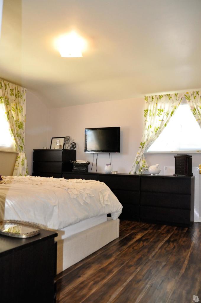 1072 Appleton Road Simi Valley, CA 93065 - Photo 28 of 41 a bedroom with a bed and a window
