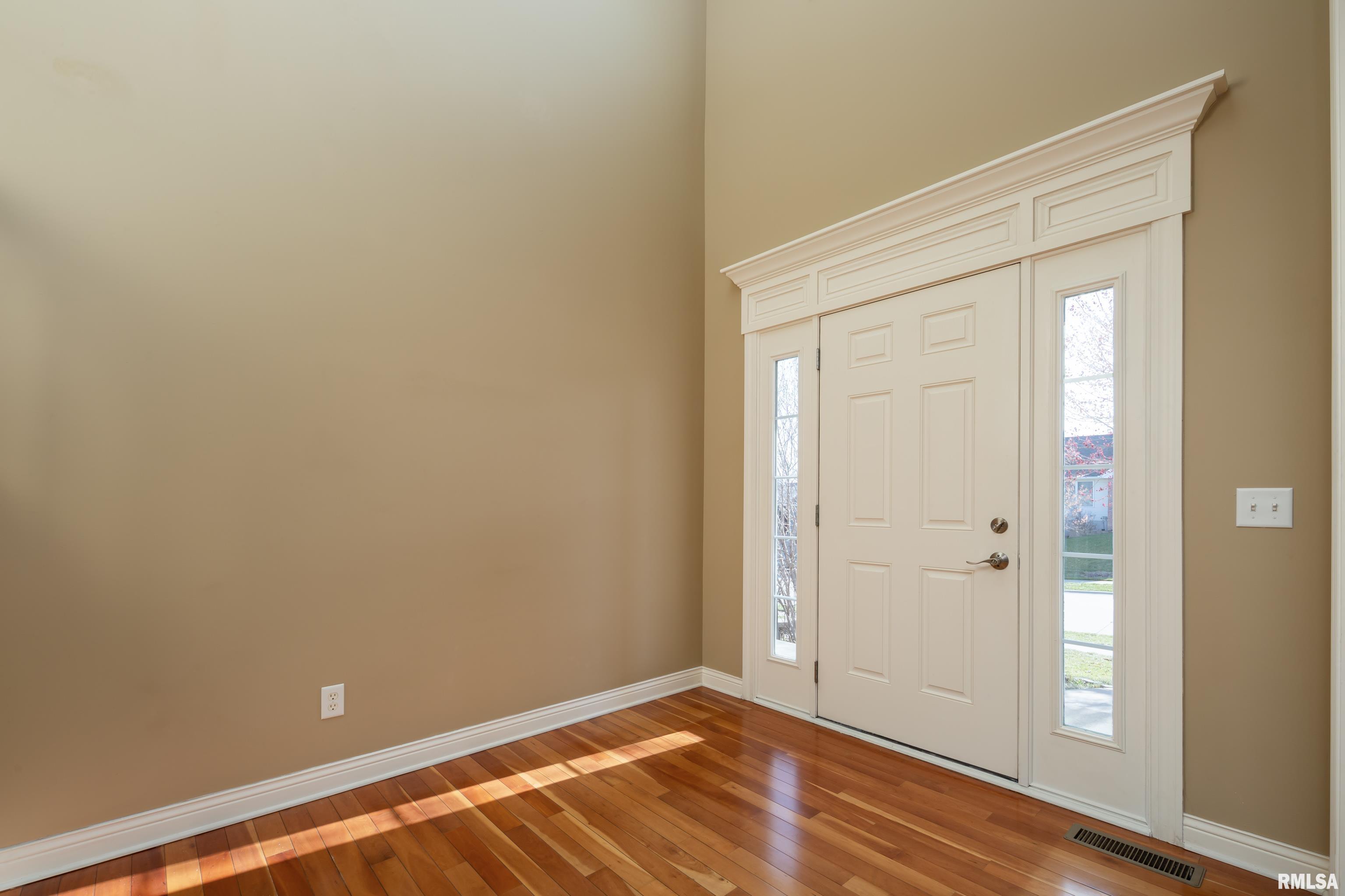 5553 North Ridge Circle Bettendorf, IA 52722 - Photo 8 of 36 Gallery Image 8