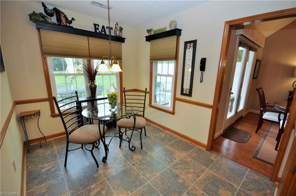549 Adams Gate Road Winston-Salem, NC 27107 - Photo 10 of 30 Breakfast area.