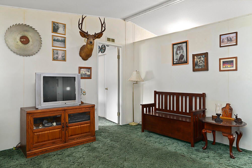 7910 Deer Creek Road Selma, OR 97538 - Photo 10 of 51 8