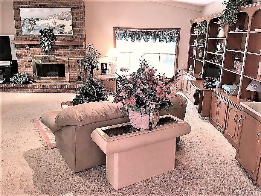 1344 Springborrow Drive Flint, MI 48532 - Photo 3 of 39 Family Room (3).jpg
