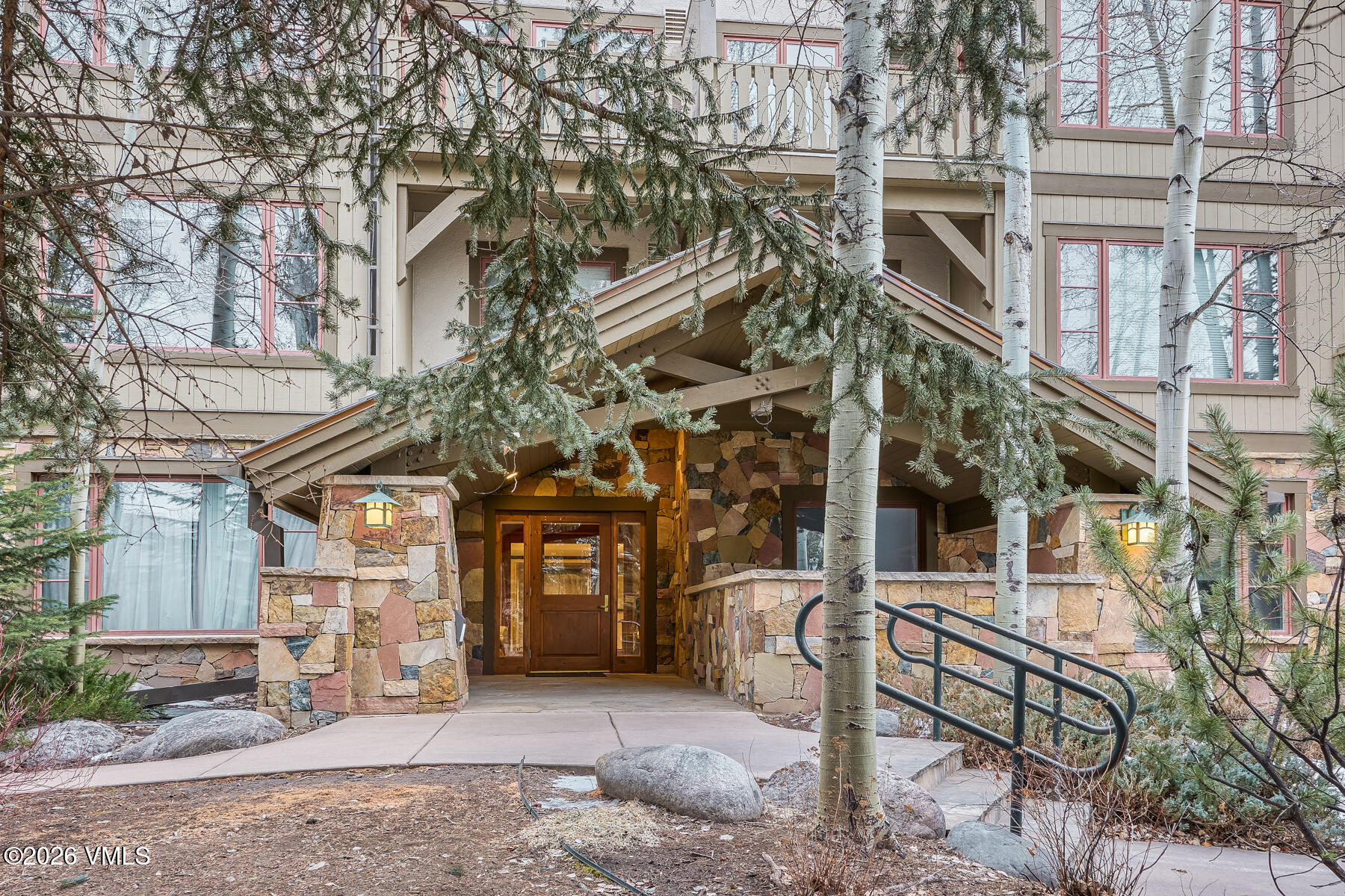 30 Cresta Road, Unit 306 Edwards, CO 81632 - Photo 25 of 26 a view of a building with a bench