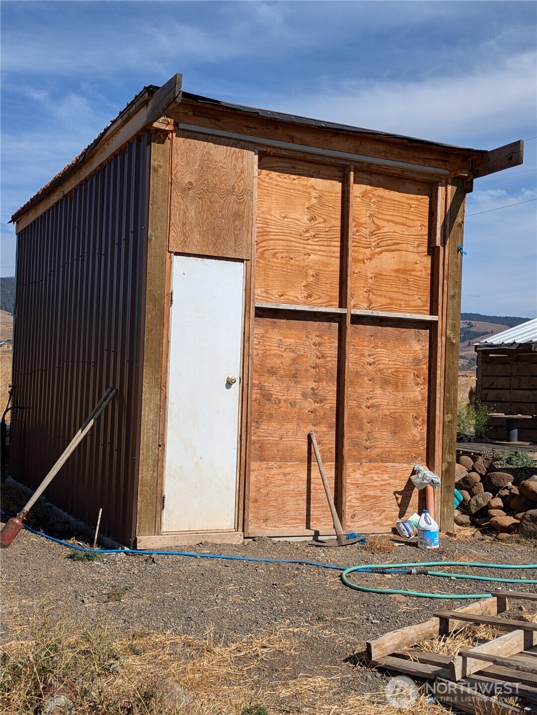 1151 Flying Rock Road Ellensburg, WA 98926 - Photo 13 of 18 a backyard of a house with wooden floor and windows