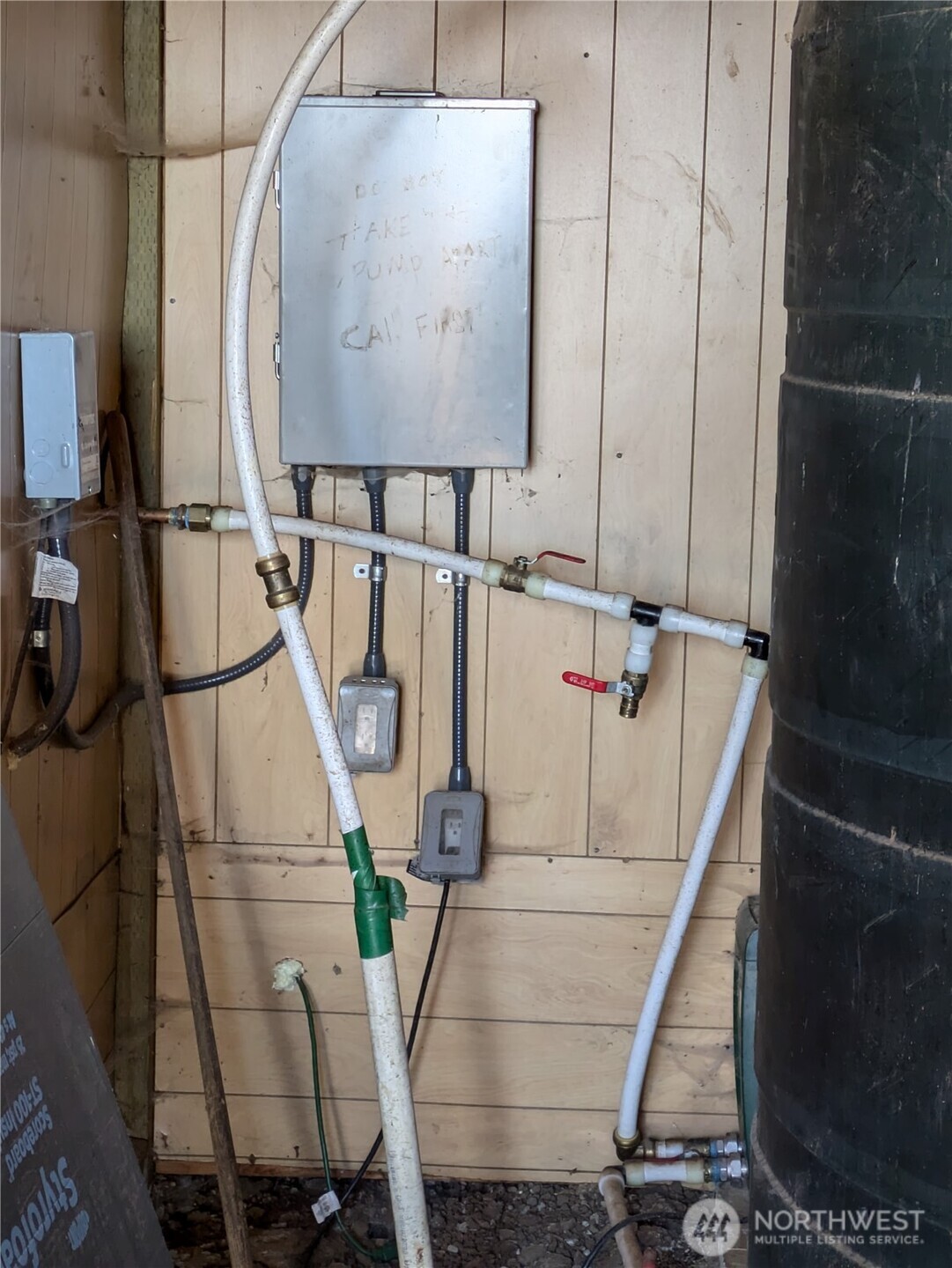 1151 Flying Rock Road Ellensburg, WA 98926 - Photo 8 of 18 a utility room with dryer and washer