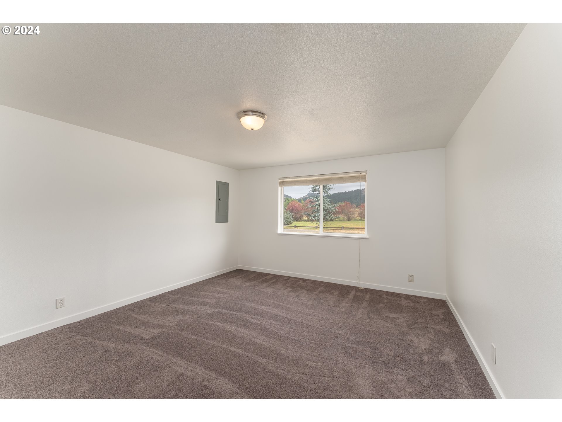 510 Reston Road Tenmile, OR 97481 - Photo 10 of 36 an empty room with windows
