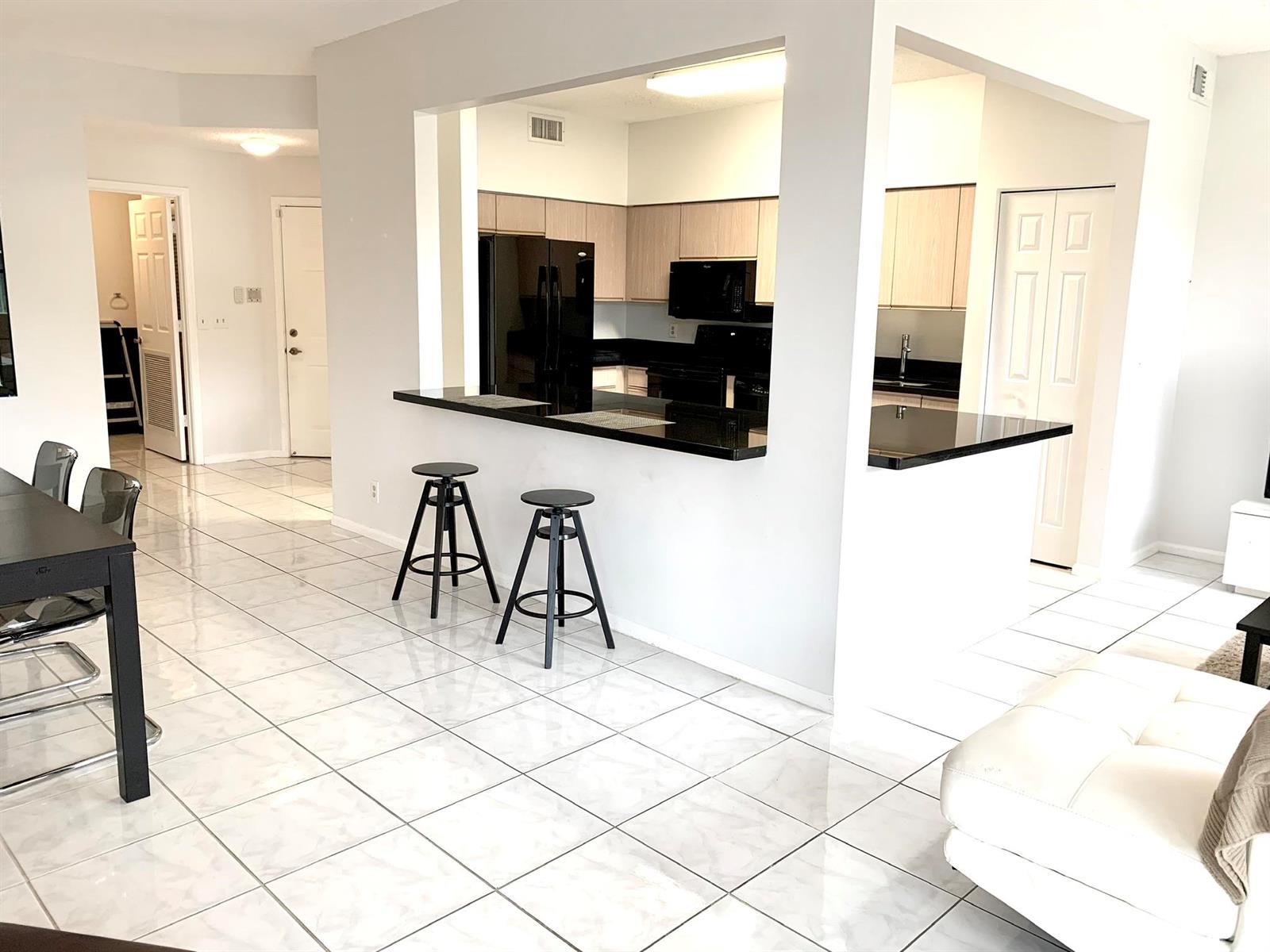 5801 Coach House Circle, Unit D Boca Raton, FL 33486 - Photo 5 of 34 Living room