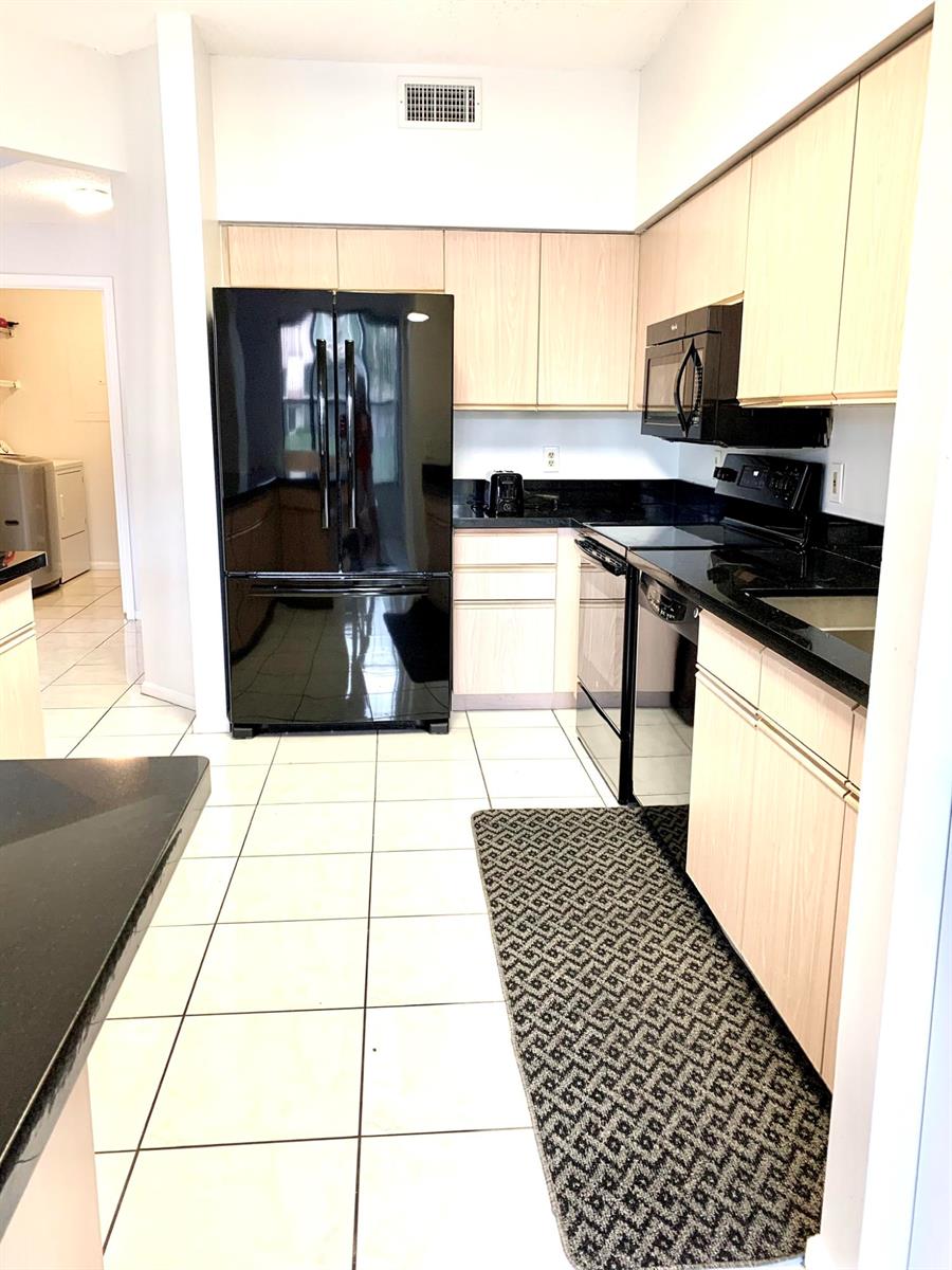 5801 Coach House Circle, Unit D Boca Raton, FL 33486 - Photo 9 of 34 kitchen