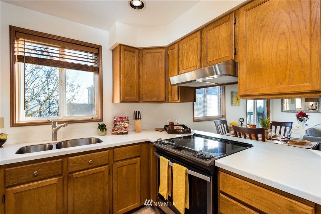 272 Lind Avenue Northwest Renton, WA 98057 - Photo 8 of 17