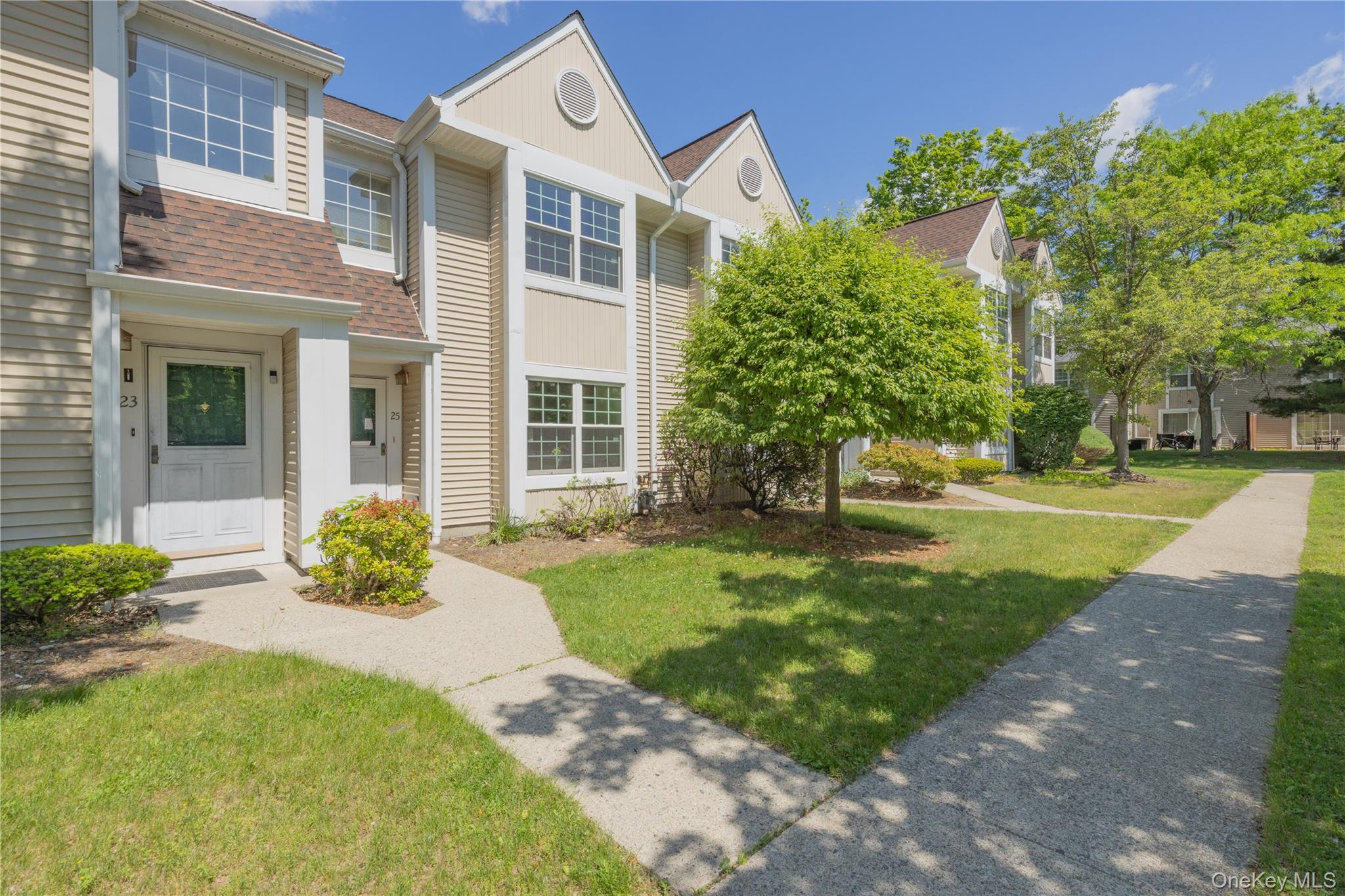 27 Creekside Circle Spring Valley, NY 10977 - Photo 2 of 9