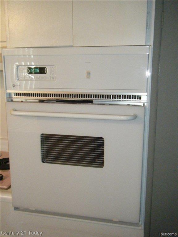 19386 Rensellor Street Livonia, MI 48152 - Photo 20 of 25 Newer Oven