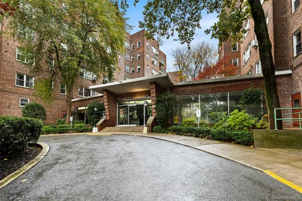 $369,000 | 3850 Hudson Manor Terrace, Unit LBE | Riverdale