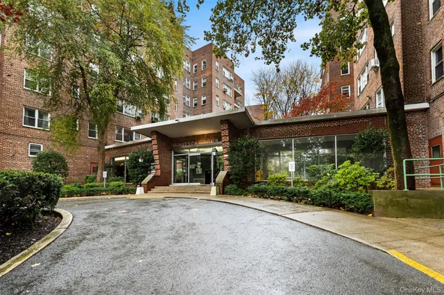 $395,000 | 3850 Hudson Manor Terrace, Unit LBE | Riverdale