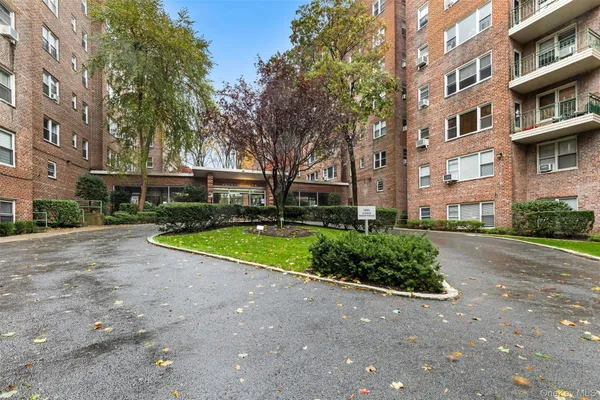 $369,000 | 3850 Hudson Manor Terrace, Unit LBE | Riverdale