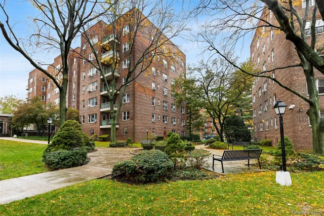 $395,000 | 3850 Hudson Manor Terrace, Unit LBE | Riverdale
