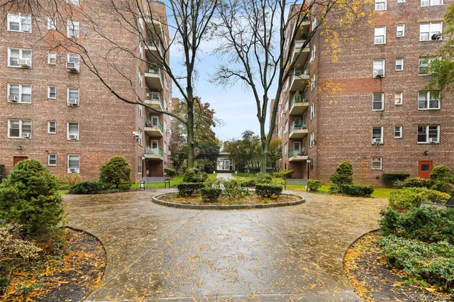 $395,000 | 3850 Hudson Manor Terrace, Unit LBE | Riverdale