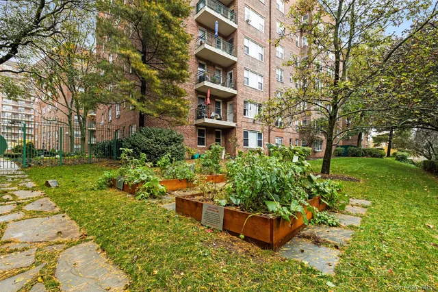 $395,000 | 3850 Hudson Manor Terrace, Unit LBE | Riverdale