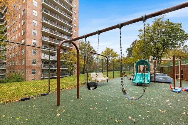 $395,000 | 3850 Hudson Manor Terrace, Unit LBE | Riverdale