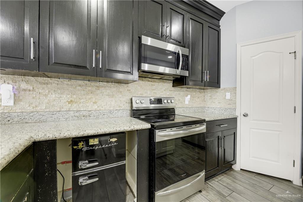 5305 North Crown Point Pharr, TX 78577 - Photo 8 of 24 a kitchen with a stove and a microwave