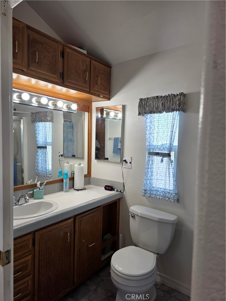 32300 San Timoteo Canyon Road, Unit 186 Redlands, CA 92373 - Photo 14 of 35 Lage bathroom