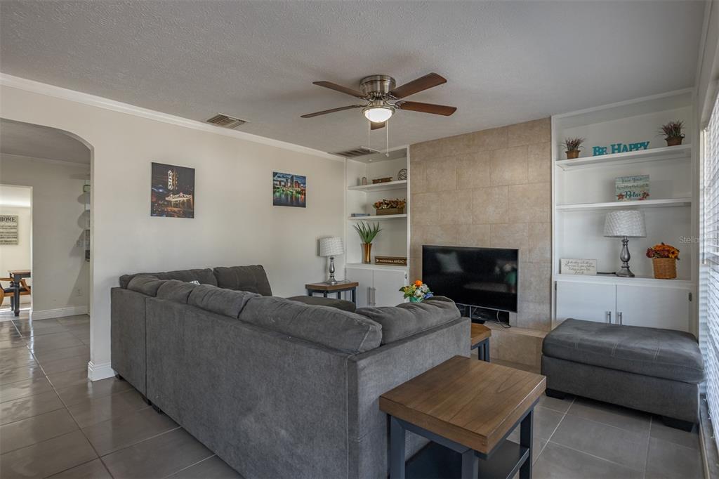 806 Chadsworth Avenue Seffner, FL 33584 - Photo 4 of 38