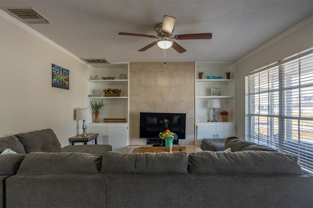 806 Chadsworth Avenue Seffner, FL 33584 - Photo 5 of 38