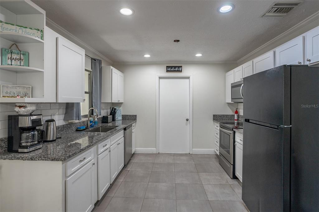 806 Chadsworth Avenue Seffner, FL 33584 - Photo 8 of 38