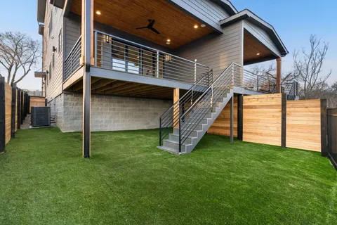 a view of a house with backyard
