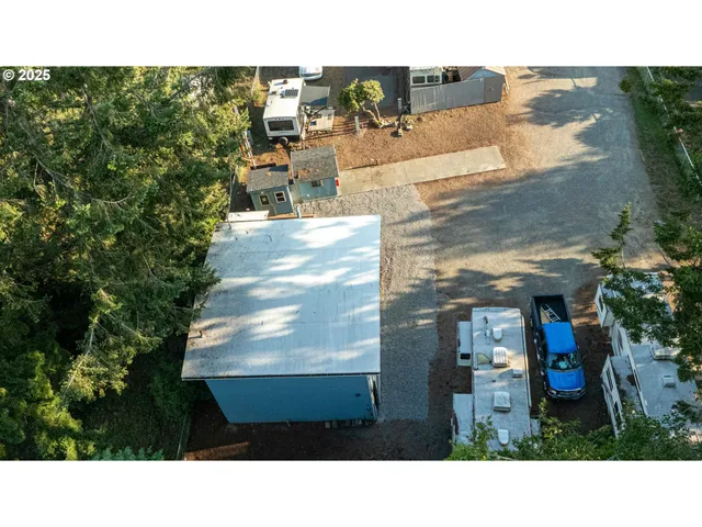 a black and white photo of a building