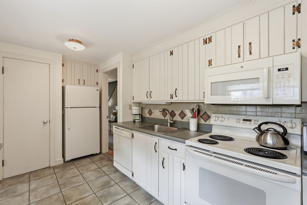102 Blue Hills Road Amherst, MA 01002 - Photo 13 of 40
