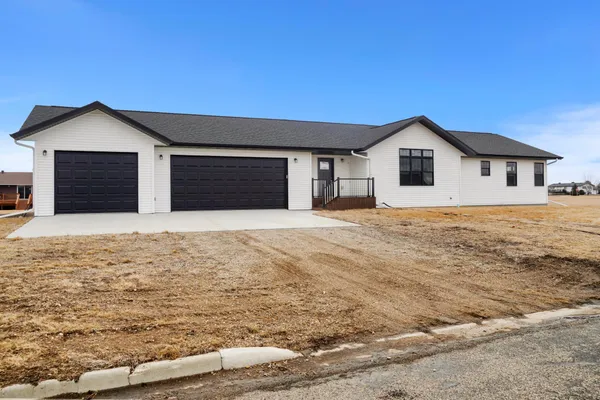 $369,900 | 208 4th Street Northwest, Gwinner, ND 58040