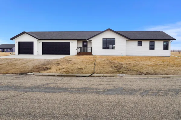 $369,900 | 208 4th Street Northwest, Gwinner, ND 58040