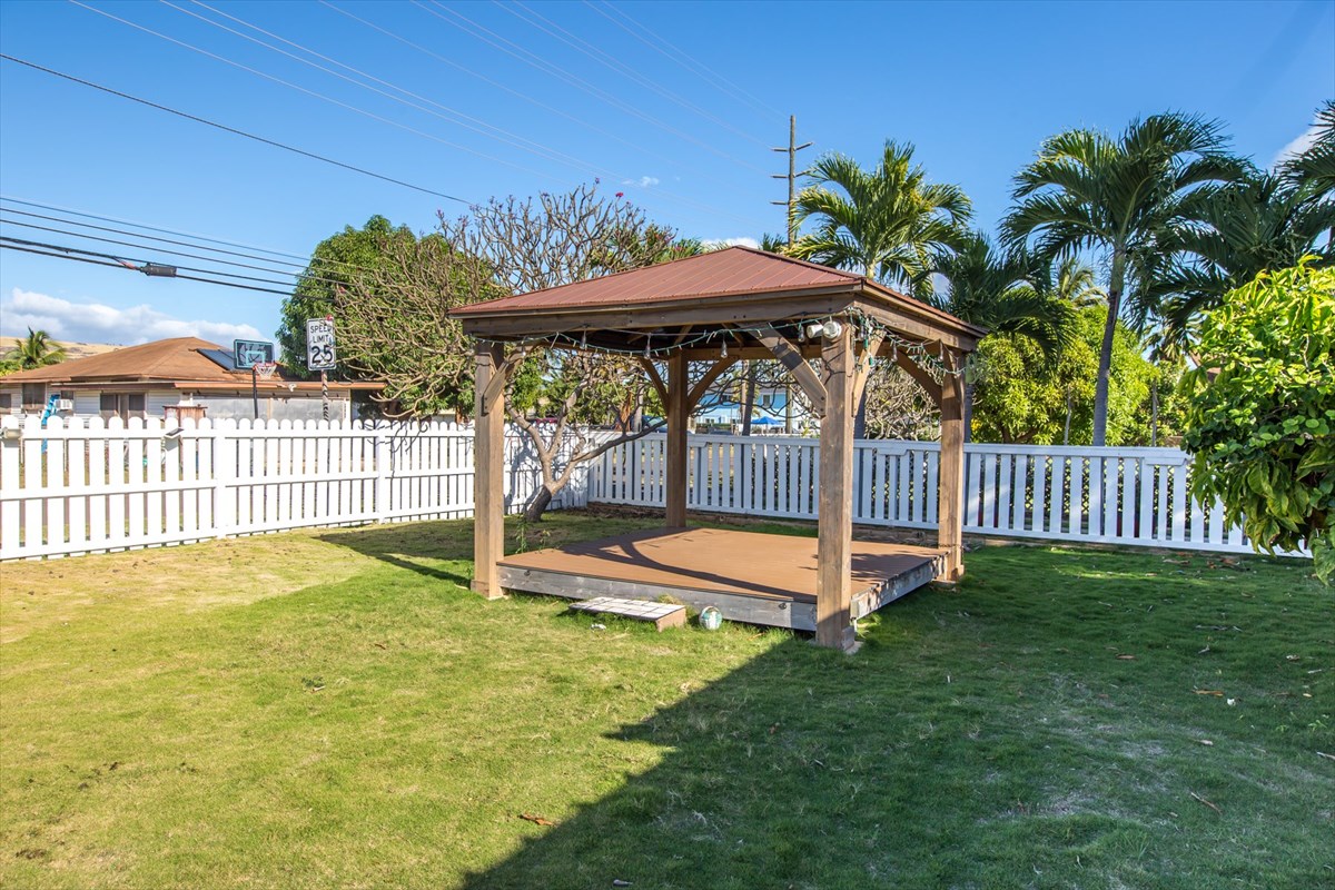 8562 Elepaio Road Kekaha, HI 96752 - Photo 3 of 21 a view of a backyard with a garden