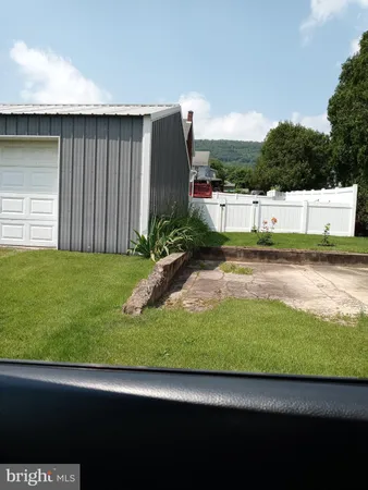a view of a back yard of the house