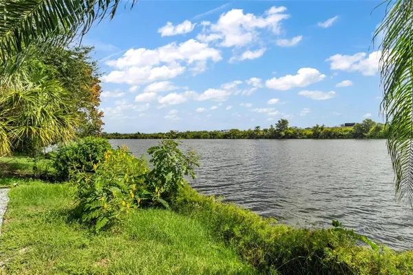 $534,900 | 11302 Southwind Lake Drive, Gibsonton, FL 33534