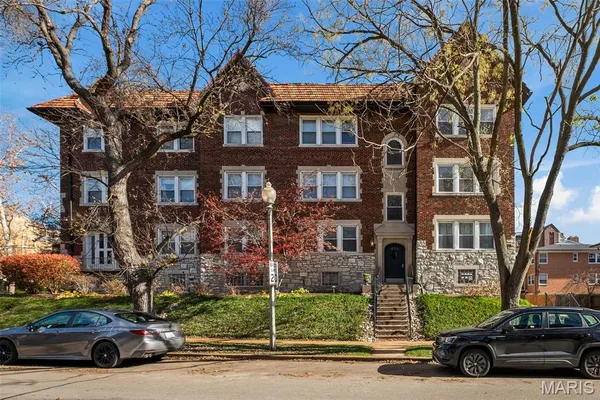 $259,900 | 630 Westwood Drive, Unit 2S, Clayton, MO 63105