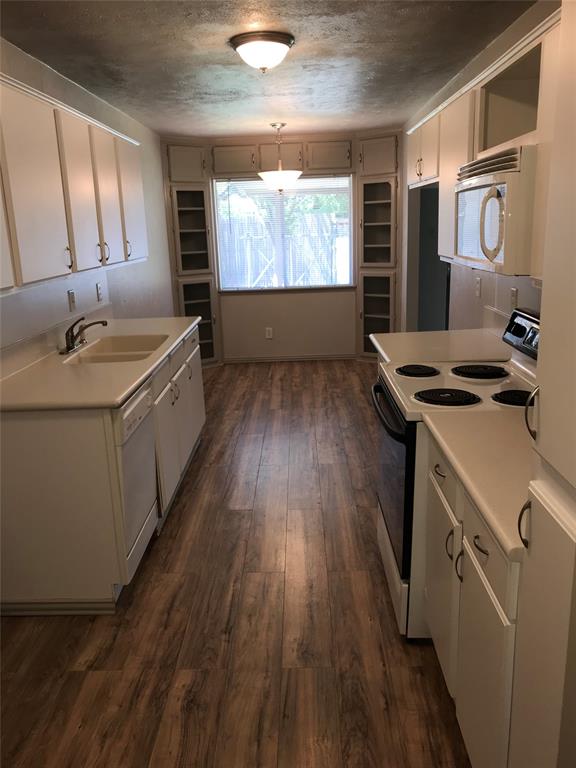 1004 Cross Bend Road Plano, TX 75023 - Photo 3 of 6