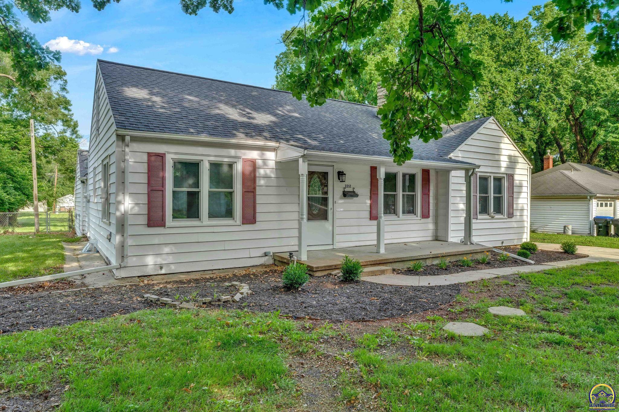 2212 Southwest Burnett Road Topeka, KS 66614 - Photo 4 of 37