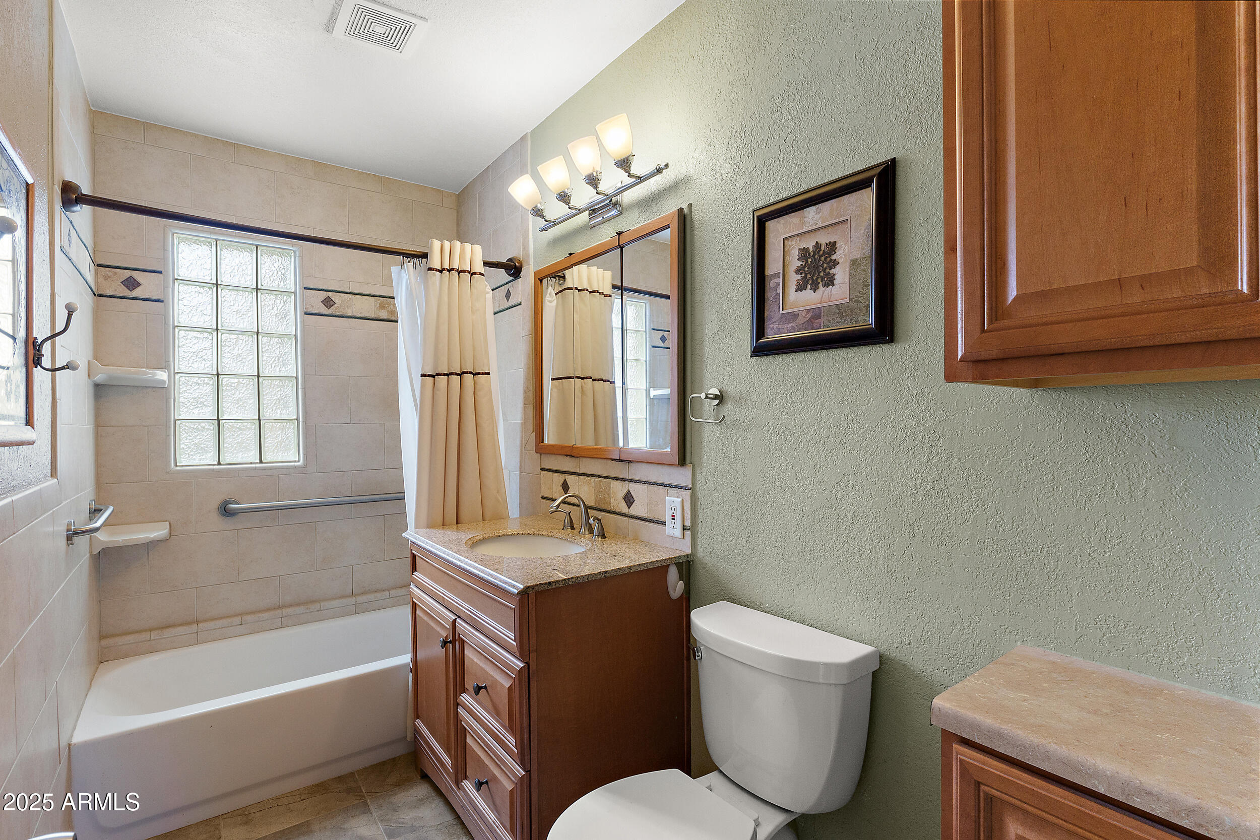 107 West Roeser Road Phoenix, AZ 85041 - Photo 17 of 25 Bathroom