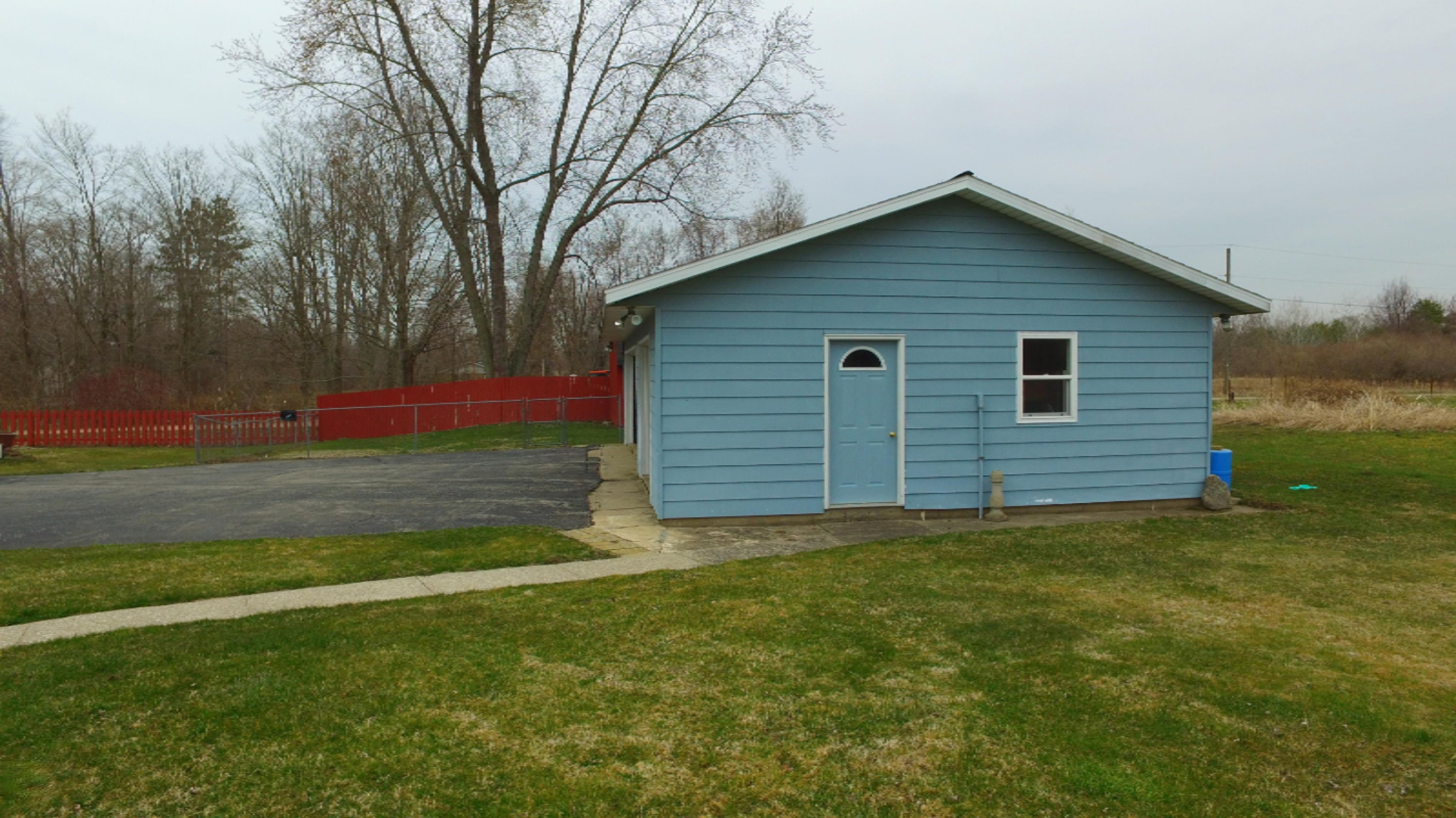 6183 Becht Road Coloma, MI 49038 - Photo 8 of 48 3 car garage