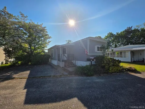 a view of a house with backyard and garden