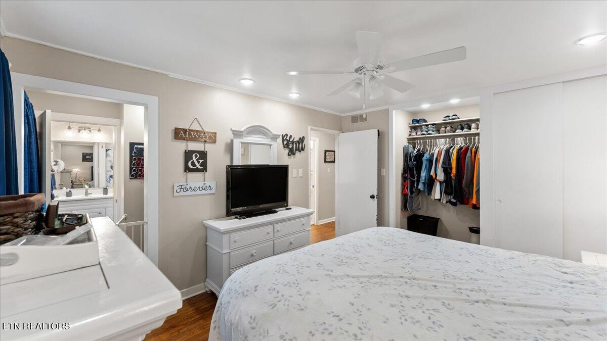 335 East Drive Oak Ridge, TN 37830 - Photo 17 of 40 17-Primary Bedroom