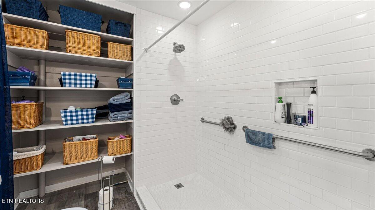 335 East Drive Oak Ridge, TN 37830 - Photo 19 of 40 19-Primary Bath