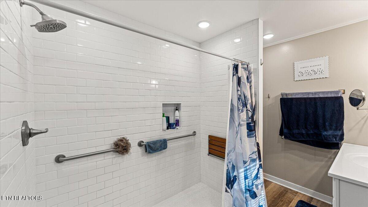 335 East Drive Oak Ridge, TN 37830 - Photo 20 of 40 20-Primary Bath