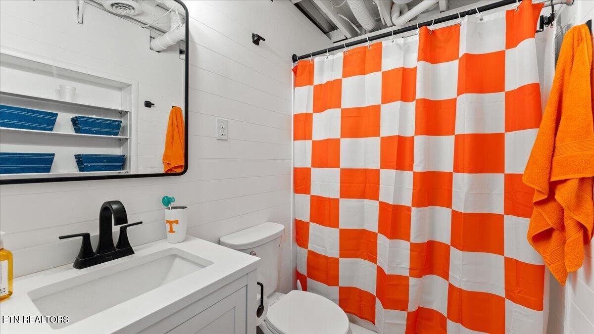 335 East Drive Oak Ridge, TN 37830 - Photo 33 of 40 33-Full Bath
