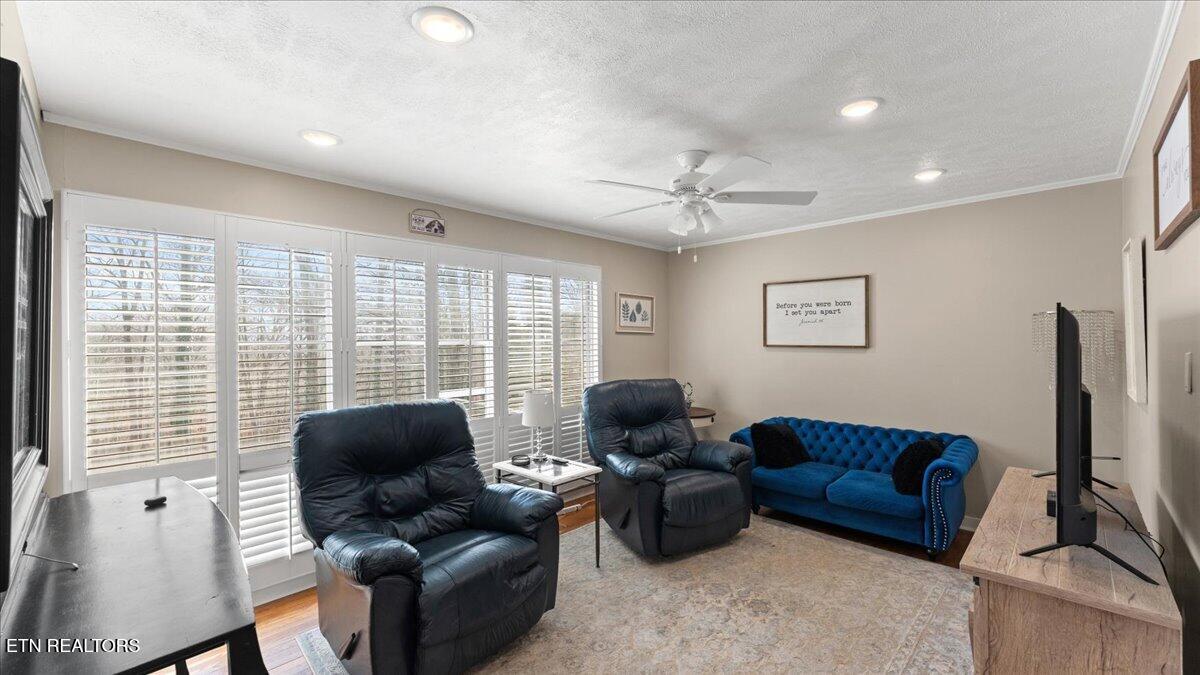 335 East Drive Oak Ridge, TN 37830 - Photo 4 of 40 04-Living Room