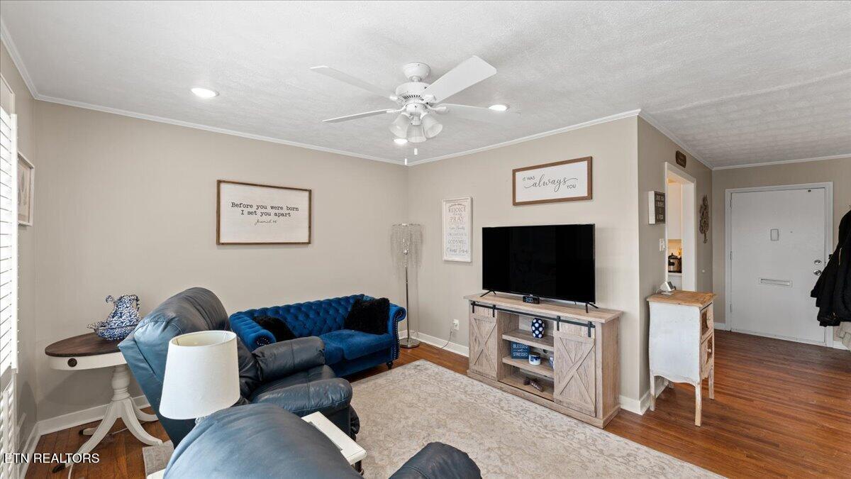 335 East Drive Oak Ridge, TN 37830 - Photo 5 of 40 05-Living Room