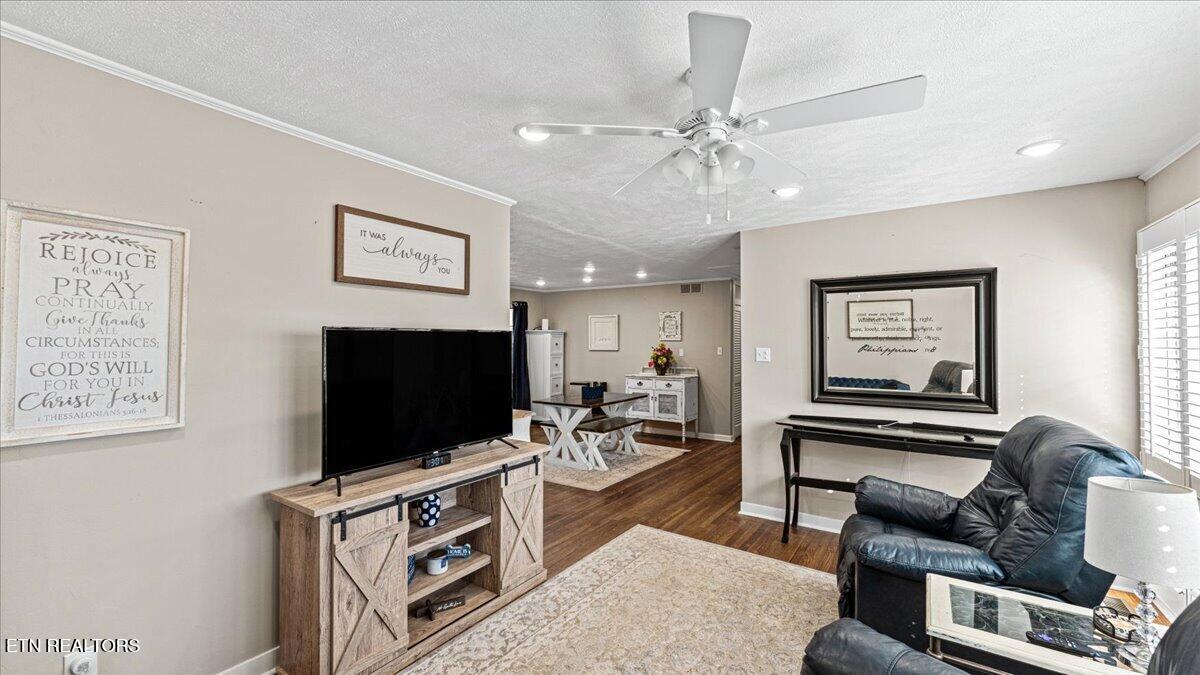 335 East Drive Oak Ridge, TN 37830 - Photo 6 of 40 06-Living Room
