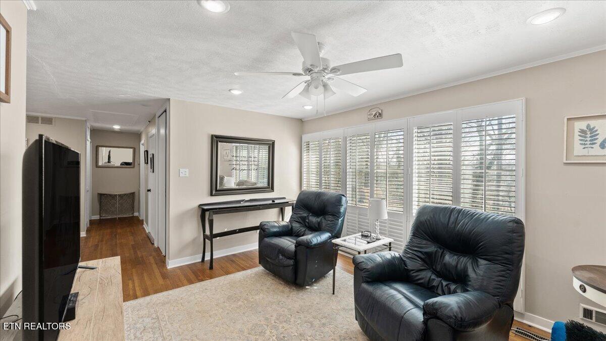 335 East Drive Oak Ridge, TN 37830 - Photo 7 of 40 07-Living Room