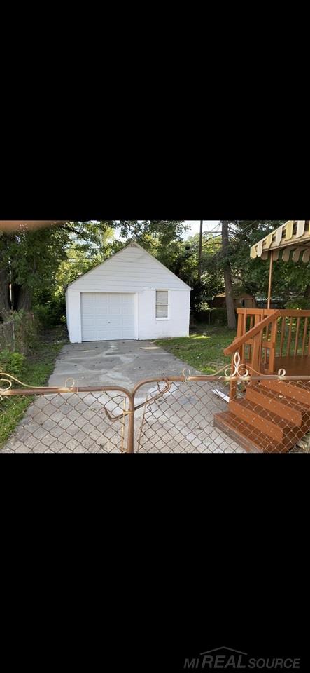 20917 Hampton Road Harper Woods, MI 48225 - Photo 3 of 32 50065760-2.JPG